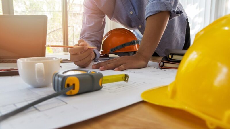 Stawka 8% VAT na usługi budowlane: kiedy ją stosować i jak udokumentować